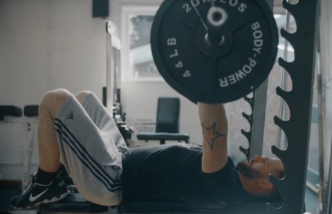 Ein Garage Gym Church Member beim Powerlifting