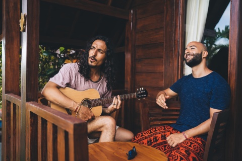 Zwei Männer singen zusammen