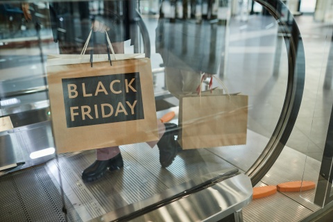 Shoppinggäste nutzen den Black Friday für einen Grosseinkauf