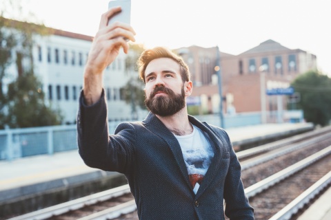 EIn Mann schiesst ein Selfie an einem riskanten Ort