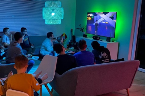 Die Jugendgruppe spielt das christliche Game «Gate Zero»