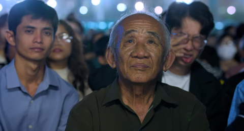 Ein älterer Herr am Spring Love Festival in Vietnam