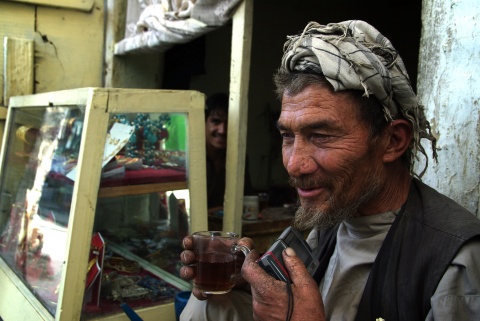 Ein Afghane mit einem tragbaren Radio.