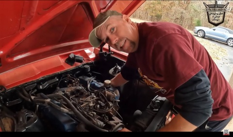 David Wheeler arbeitet an einem Oldtimer