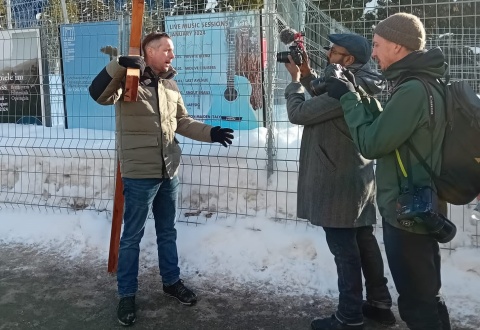 Stephan Maag (links) mit dem Kreuz in Davos am WEF