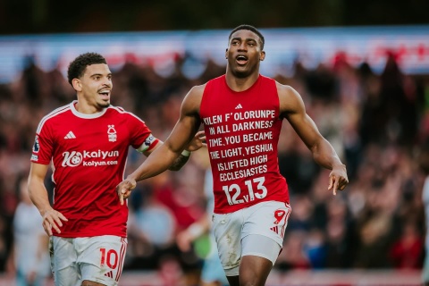 Taiwo Awoniyi zeigte nach seinem Treffer einen Bibelvers auf seinem Shirt.