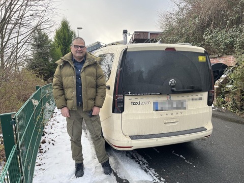 Der Taxifahrer Jalil Mashali soll für einen Bibelvers-Aufkleber ein Bussgeld zahlen.