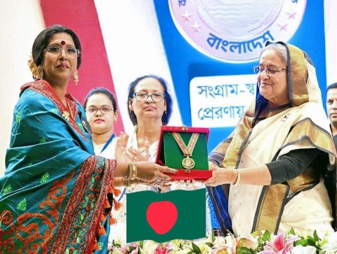 Autorin Anima Mukti Gomes (links) und Premierministerin Sheikh Hasina (rechts)