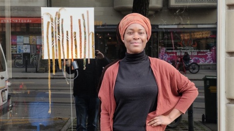 Afiwa Kuzeawu ist eine der Künstlerinnen des Kunstkreuzweges.