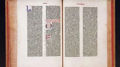 Die 42-zeilige Gutenberg-Bibel aus dem Museum in Mainz 