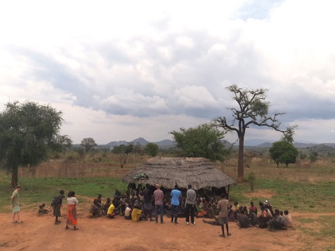 An einem düsteren und dürren Ort in Uganda
