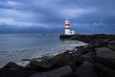 Ein Leuchtturm muss gewartet werden, damit er die Schiffe sicher leitet.