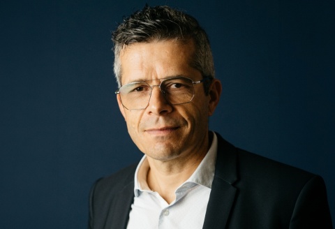 Martin Künzi hält einen Vortrag über KI.