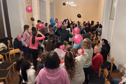 In der evangelisch-lutherischen Friedenskirche Hamburg-Jenfeld geht es bunt zu