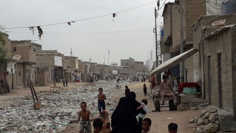 Die Menschen leben in den Slums Pakistans mitten im Müll