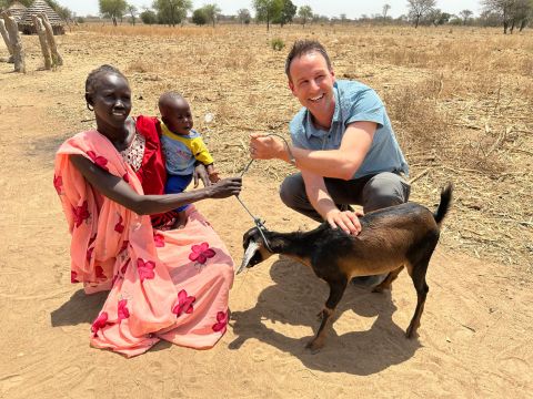 Simon Brechbühl im Südsudan: Jede befreite Person erhält eine Milchziege zur Selbstversorgung.