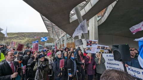 In Schottland gingen zahlreiche Menschen auf die Strasse um gegen ein neues Gesetz zu protestieren.