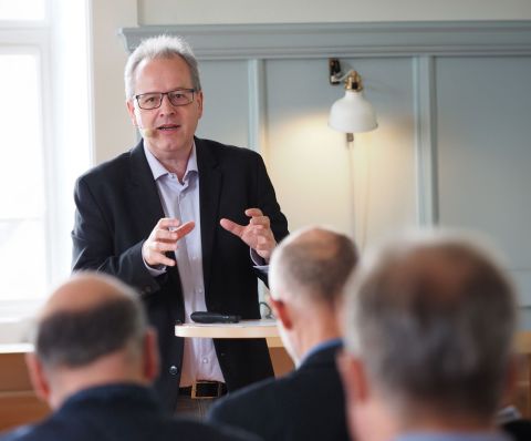 Dr. Benedikt Walker, der Rektor des tsc, zeigt Gründe und Lösungsansätze aus Sicht der Bildung für den Pastorenmangel auf. 