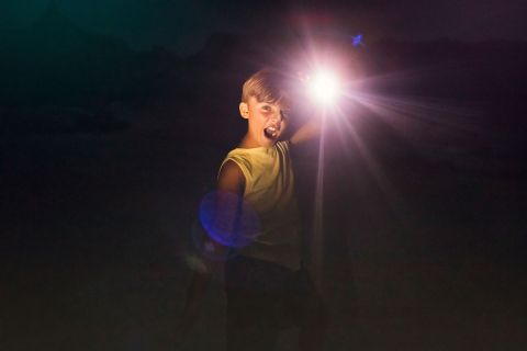 Die Taschenlampe erhellt einen Raum.