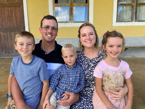 Joel Stoll mit seiner Frau Rebekah und seinen Kindern