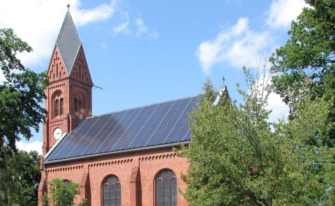 Immer mehr Kirchen lassen ihr Dach mit Photovoltaik-Systemen ausstatten
