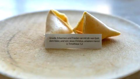 Die Bibelkekse enthalten zusätzlich zu dem süssen Gebäck noch einen Bibelspruch 