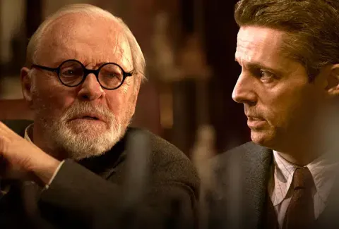 Anthony Hopkins (li.) spielt Sigmund Freud, Matthew Goode stellt C.S. Lewis dar 