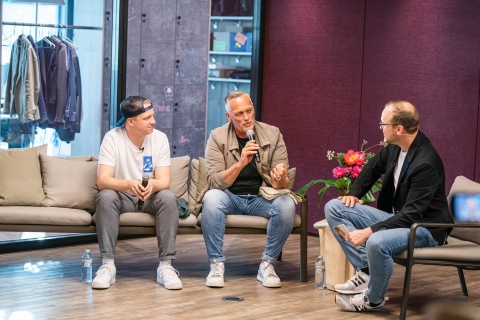 Chris Kummer (links) und Chlisu Burkhalter (Mitte) im Gespräch mit Flo Wüthrich.
