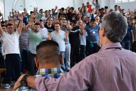 In Gefängnissen in Argentinien werden Gottesdienste durchgeführt.