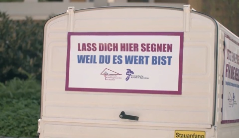 Das Kaffeemobil lädt zu Gebet und Segen ein