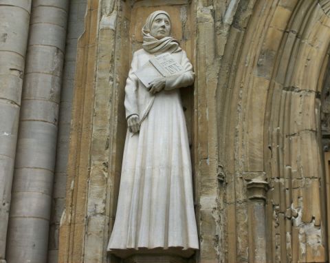Die Statue von Juliana steht westlich vom Eingang der Kathedrale in Norwich.