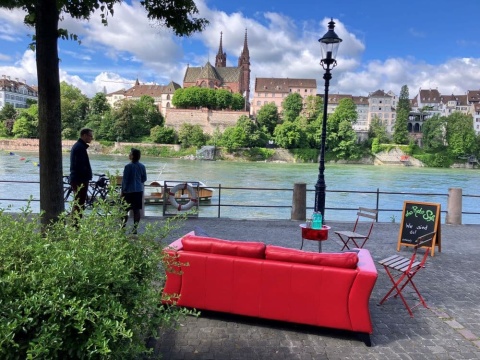 Das rote Sofa am Basler Rheinufer lädt zum Reden ein. 