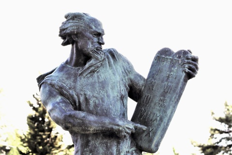 Mose mit den Zehn Geboten (Holocaust-Denkmal in Zagreb)