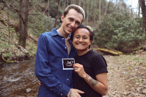 Lex Renick, die sich früher als transgender Mann identifizierte, und Nic, der früher homosexuell war, freuen sich nun als heterosexuelles Paar auf ihr Kind.