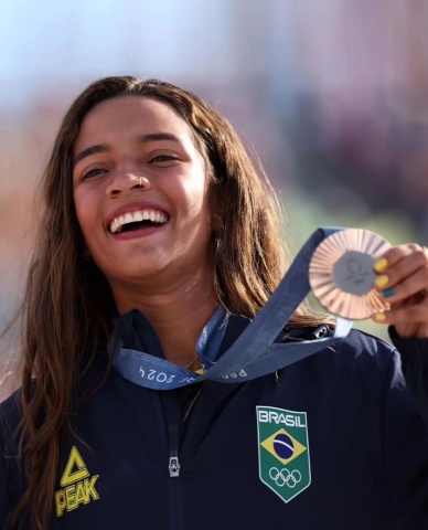 Rayssa Leal mit ihrer Bronzemedaille an den Olympischen Spielen in Paris