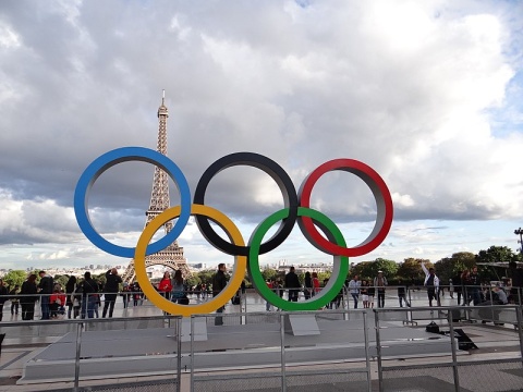 Die Olympischen Ringe vor dem Eiffelturm in Paris