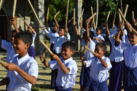 Kinder aus Myanmar in Betreuung der Stiftung beim Spielen