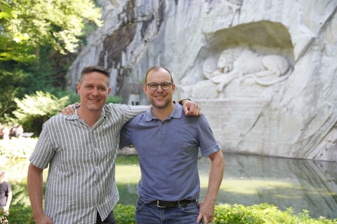 Aaron Stutz (links) und Florian Wüthrich (rechts) vor dem Löwendenkmal in Luzern 