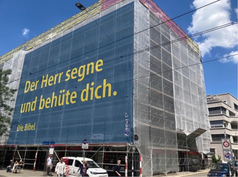 Das Mega-Poster bringt die Gute Nachricht nach Zürich