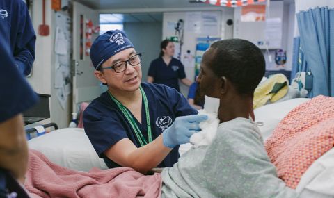 Dr. Cheng (links) mit einem Patienten auf einem der Mercy Ships  