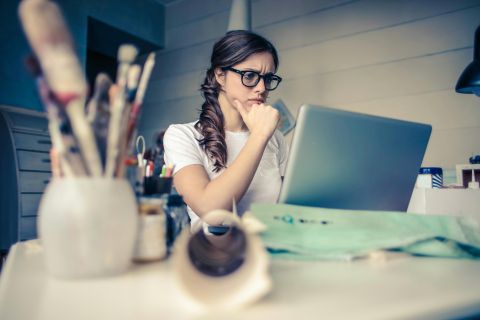 Gestresste Frau vor dem Laptop