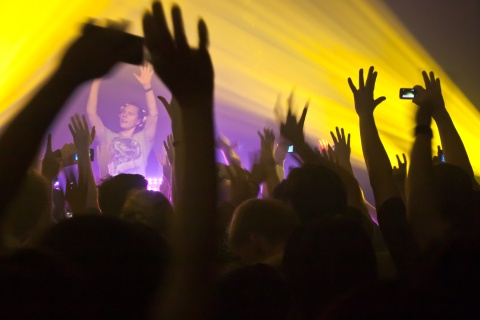 Die Kirchen versuchen, mit Rave-Gottesdiensten die Jugendlichen anzuziehen