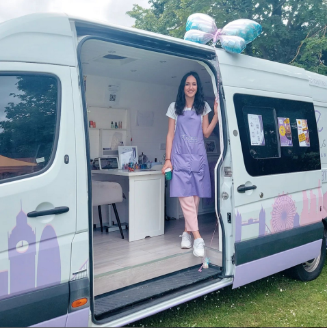 Mariana Matos bringt mit ihrem mobilen Schönheitssalon Hoffnung und Gnade zu den Bedürftigsten