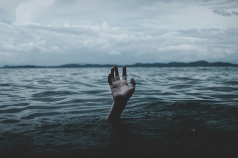 Eine Sucht kann den Betroffenen schnell unters Wasser ziehen