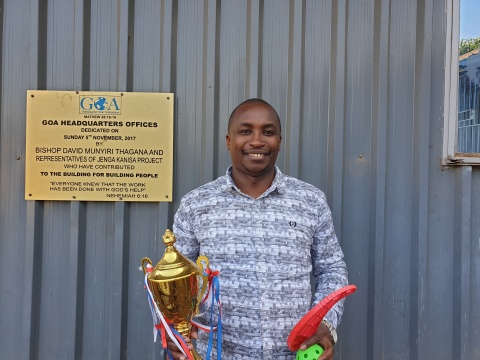 Paul Maina erreicht junge Menschen mit Unihockey