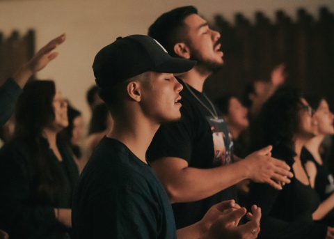 Jugentliche beim Worship