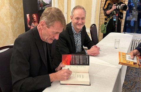 Bestseller-Autor Lee Child (vorne) bei einer Autogramm-Stunde