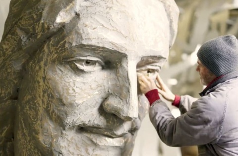 Alessandro Mutto arbeitet an der Jesus-Statue. 