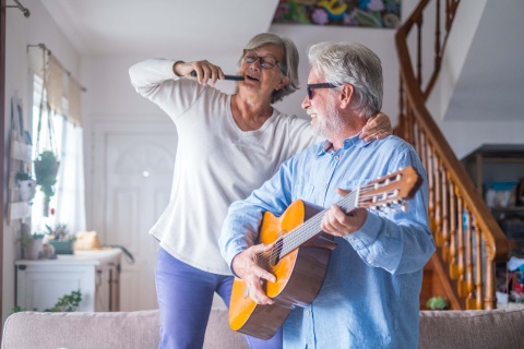 Ein älteres Ehepaar singt zusammen