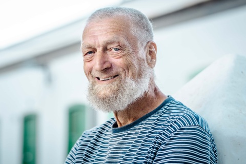 Ein glücklicher alter Mann